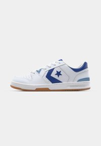 Hvit sneaker laget av syntetisk materiale med blå detaljer, med en stjernes logo, hvite lisser og såle i gummigummi. Atletisk design.