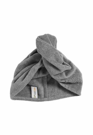 Gråt mikrofiber hårtørre håndklæde snoet i toppen med et lille hvidt mærke på en hvid baggrund.