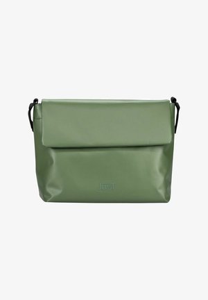Sac messager vert et étanche avec rabat pliable. Texture lisse, logo embossé à l'avant et bandoulière noire ajustable.