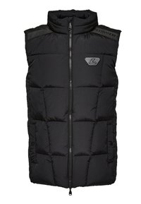 Zwarte mouwloze puffer vest met een hoge kraag, een rits aan de voorkant, zijknopen, een gewatteerd ontwerp en een logo patch op de schouder.