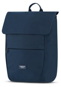 Tengerészkék hátizsák tartós anyagból. Díszítő fedélzár, elülső cipzáras zseb és logólemez jellemzi. Simaság és minimalista dizájn jellemzi.