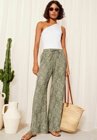 Friends Like These WIDE LEG CRINKLE PRINTED ELASTICATED WAIST - Treningo apatinė dalis - khaki green