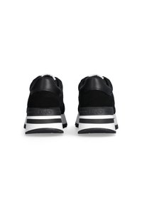Sneaker in suede e pelle nera con accenti bianchi, caratterizzati da una suola spessa e pannelli testurizzati, con marchio sul tallone.