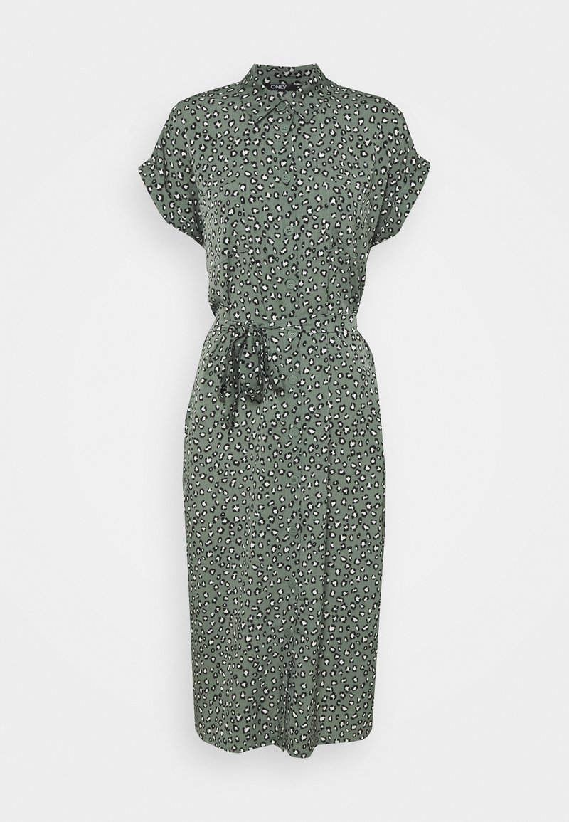 Robe chemise midi verte à manches courtes, imprimé léopard noir et blanc, boutonnage devant, col et ceinture à la taille, présentée sur fond blanc.
