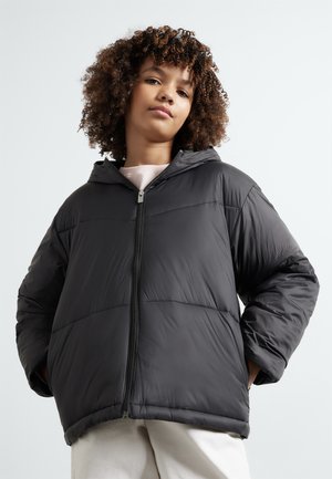 Zwart pufferjack met ritssluiting, gevoerde capuchon en gequilt textuur. Heeft brede mouwen en een cropped silhouet.