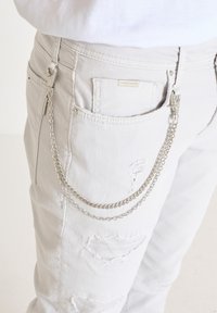 Traperice uskog kroja - ice