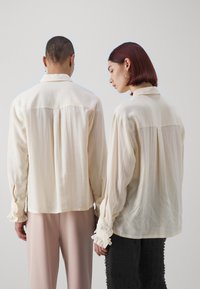 Sister Jane FREDDIE RUFFLE UNISEX - Πουκαμίσα με κουμπιά - ivory