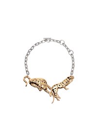 Bracciale in oro e argento con due design di leopardi saltanti, dettagliati con macchie, su una catena collegata. Finitura metallica liscia.