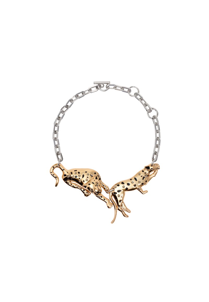 Bracciale in oro e argento con due design di leopardi saltanti, dettagliati con macchie, su una catena collegata. Finitura metallica liscia.