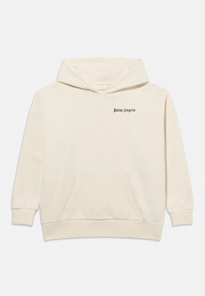 Krém színű kapucnis pulóver elülső erszénnyel és apró, fekete "Palm Angels" logóval a bal mellrészen, fehér háttéren bemutatva.