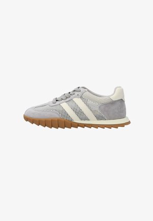Lysegrå sneaker med mesh-sider, ruskindsdetaljer, cremefarvede striber og en tyk brun zigzag-gummisål.