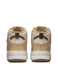 Vysoké tenisky s béžovým ko ženým povrchem a růžovými a hnědými akcenty, texturovanými panely a bílou gumovou podrážkou.