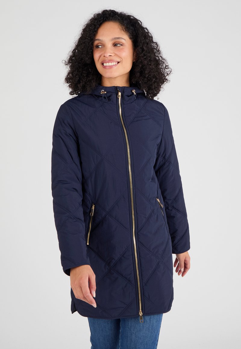 Abrigo acolchado en color navy con capucha, con cierre frontal y dos bolsillos con cremallera, acentuado por detalles en dorado y un patrón de diamantes.