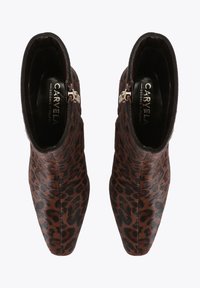 Kozaki za kostkę w cętkowanym wzorze, wykonane z brązowego i czarnego sztucznego futra. Elegancki, szpiczasty krój z złotymi metalowymi akcentami.