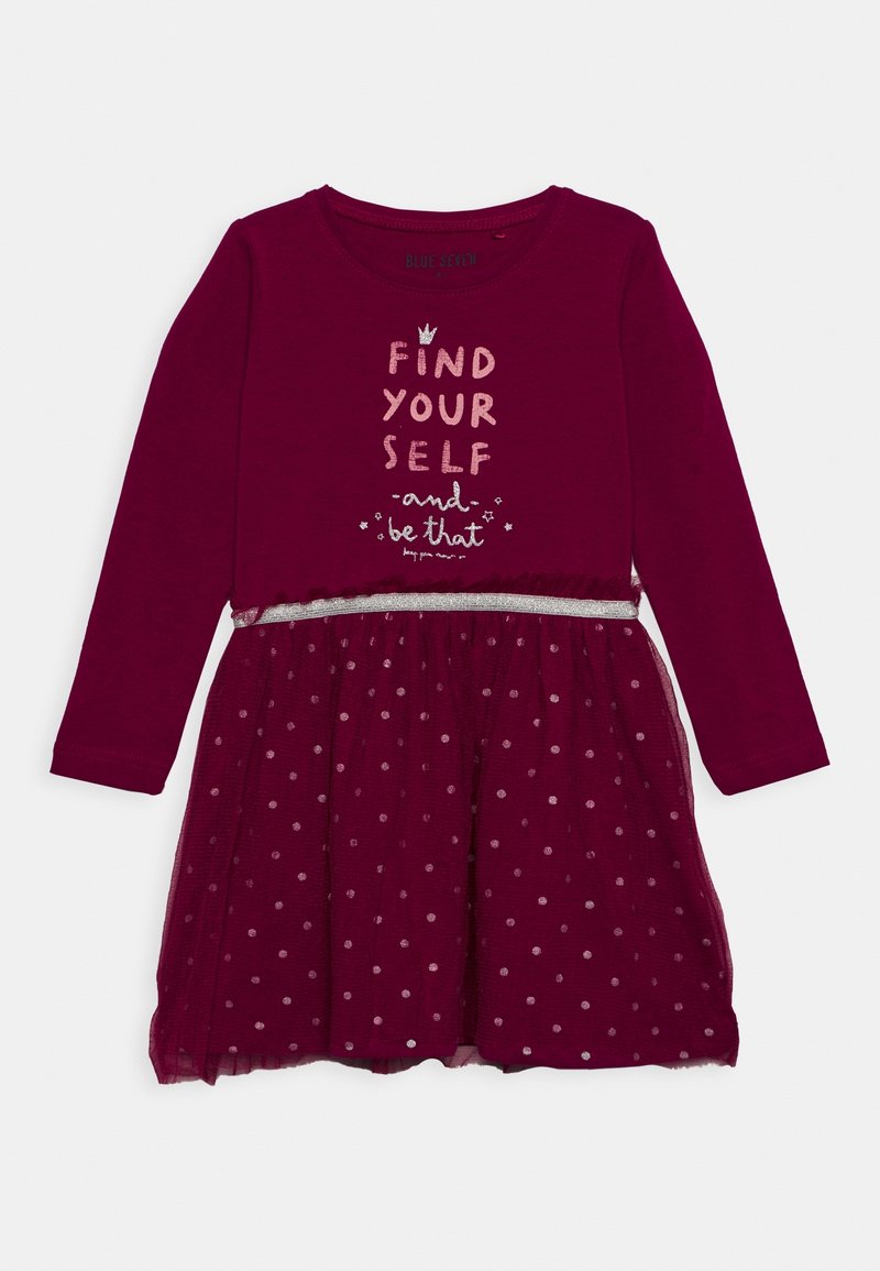 Robe bordeaux à manches longues avec un corsage ajusté, une jupe en tulle ornée de pois argentés et une taille soulignée d'argent. Texte sur le devant.