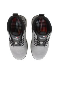 Graue Leder-Hochschaftschuhe mit schwarzen Akzenten, runden Schnürsenkeln und einem karierten Innenfutter mit dem Logo "U.S. Polo Assn.".