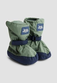 Groene en marineblauwe geïsoleerde laarzen met elastische boorden en verstelbare banden. Heeft een gequiltde textuur en logopatches aan de zijkanten.