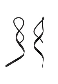 Orecchini in metallo nero con design allungati e contorti. Ogni orecchino presenta una finitura liscia e lucida con forme ondulate variabili.