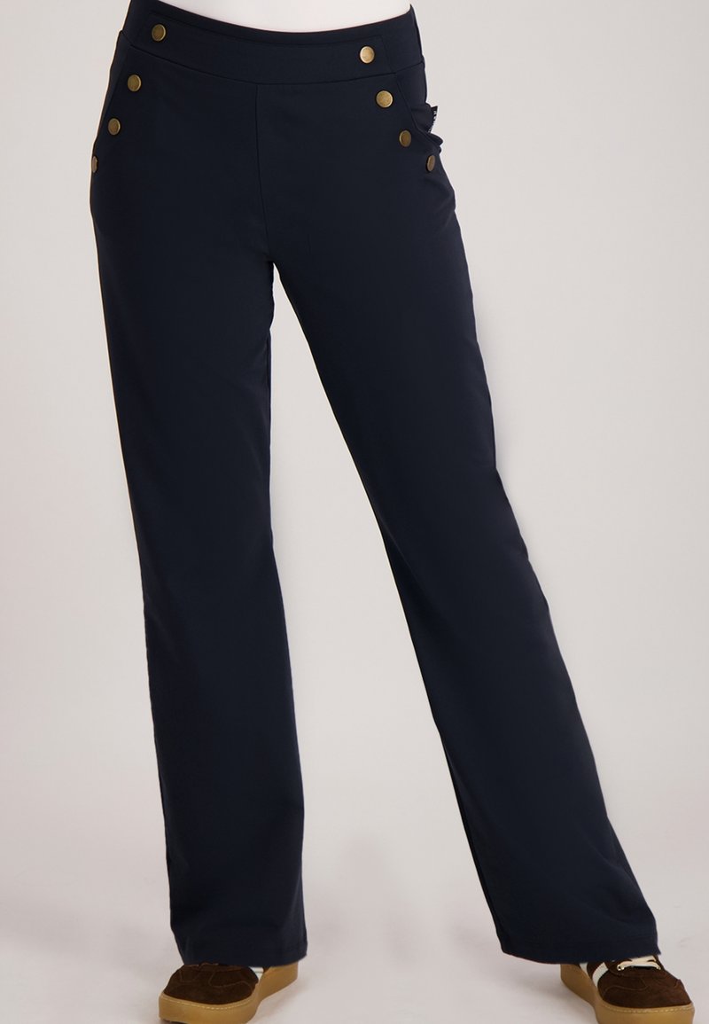 Marineblauwe broek met een rechte pijp, uitgevoerd met goudkleurige knopen op de tailleband enzijzakken. Glad, lichtgewicht materiaal.