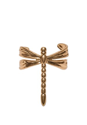 Náramok zlatohnedej kovovej manžety v tvare vážky s členitým telom a textúrovanými krídlami.