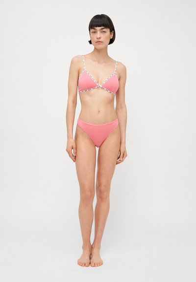 Růžový bikini set zahrnující trojúhelníkový bralet s bílými ramínky a geometrickými akcenty, doplněný o odpovídající kalhotky s vysokým pasem.