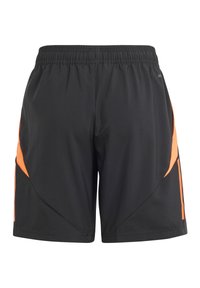 Zwarte sportieve shorts met een elastische tailleband, voorzien van oranje zijpanelen en een gladde textuur. Ontworpen voor comfort en mobiliteit.
