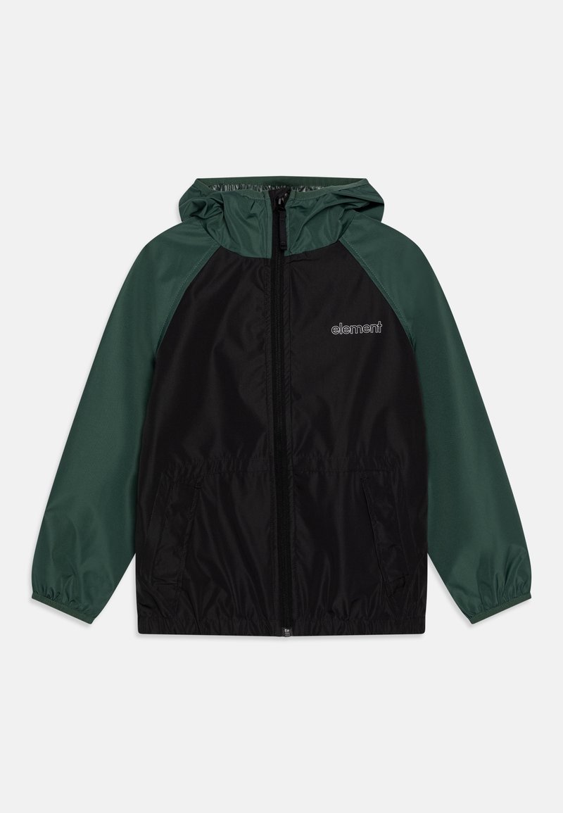 Veste coupe-vent noire et verte, avec une fermeture éclair à l'avant, des poignets élastiques et deux poches latérales. Le matériau est lisse et léger.