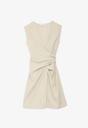 Robe portefeuille sans manches beige avec un décolleté en V profond et un détail de tissu froncé sur le côté droit, tombant au-dessus du genou.