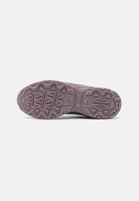 Sola de sapato com um design texturizado e resistente em roxo claro. Apresenta um padrão de ranhura multidirecional para maior tração e estabilidade.