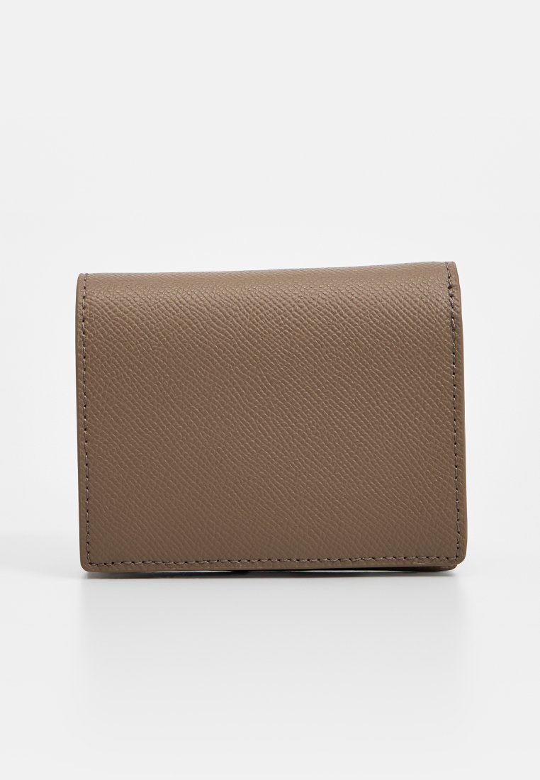 Brązowy portfel z faux skóry o teksturowanym wykończeniu, kompaktowym prostokątnym kształcie, składanej konstrukcji oraz widocznych szwach wzdłuż krawędzi.