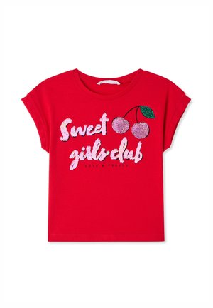 Czerwona bawełniana koszulka z krótkim rękawem, z błyszczącym napisem "Sweet girls club" oraz grafiką wiśni w różowych i zielonych cekinach.