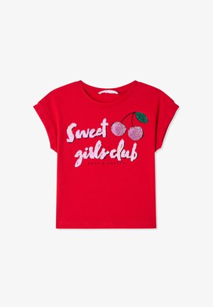 Czerwona bawełniana koszulka z krótkim rękawem, z błyszczącym napisem "Sweet girls club" oraz grafiką wiśni w różowych i zielonych cekinach.