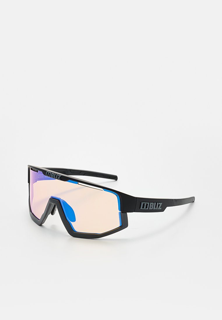 Schwarze Sportsonnenbrille mit großen, kantigen, pink getönten Gläsern, blauen Nasenpads und "Bliz"-Logo an den Scharnieren.