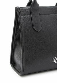 Borsa a mano in pelle nera con superficie texturizzata, manici superiori, forma angolare e un dettaglio del logo argentato sul davanti.