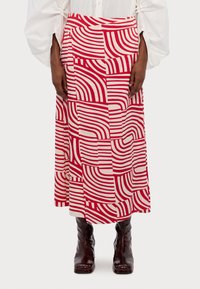 Rød og hvit rutete skjørt med horisontale og buede striper, laget av lett stoff, med mid-lengde design og folder.