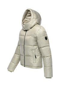 Giacca puffer beige chiaro con colletto alto, chiusura con zip, due tasche laterali e dettagli neri sulla zip e sulla patch con logo.