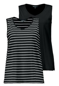 Zwei ärmellose Tops: eines schwarz, das andere schwarz-weiß gestreift. Beide haben ein V-Ausschnitt-Design und einen weichen, glatten Stoff.