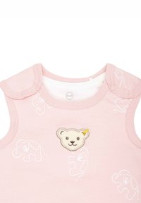 Rosa ärmelloser Baby-Overall mit weißen Elefantenmotiven, mit einem Bärenkopf-Patch auf der Brust und Druckknöpfen an den Schultern.