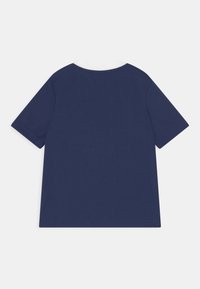 Camiseta de manga corta azul marino hecha de un tejido suave. Cuello redondo con un acabado suave. Diseño simple sin patrones ni acentos visibles.