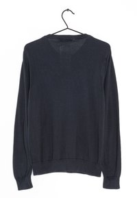 Maglione lungo a maniche lunghe di un blu navy scuro appeso a una gruccia nera, visto da dietro su uno sfondo bianco.