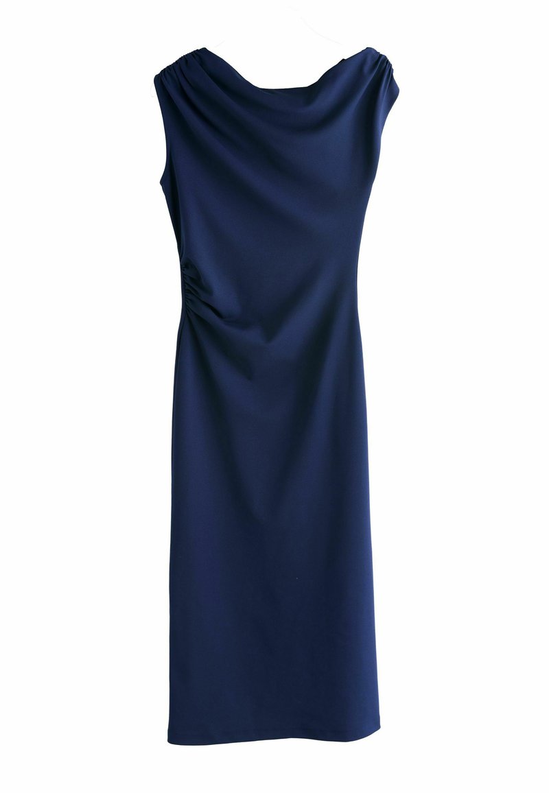 Ärmelloses, marineblaues Midikleid mit drapiertem Ausschnitt und leichter Raffung auf einer Seite, vor weißem Hintergrund präsentiert.