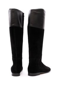 Schwarze Overknee-Stiefel mit einem Samtunterteil und einem glatten Lederoberteil, mit einem seitlichen Reißverschluss und einem niedrigen, flachen Absatz.