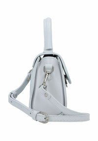 Sac à main en cuir blanc avec une forme arrondie, des accessoires en métal argenté, une poignée supérieure et une bandoulière ajustable et amovible. Détails de couture remarquables.