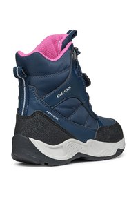 Botte de neige imperméable bleu marine avec doublure en mailles roses, semelle en caoutchouc noir texturé et accents blancs. Elle est dotée d'une fermeture éclair sécurisée.