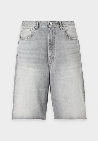 Ανοιχτό γκρι τζιν σορτς με κούμπωμα με κουμπί, μπροστινές τσέπες, θηλιές για ζώνη και ακατέργαστες ραφές.