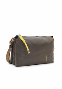 Borsa a pochette grigia con texture, zip gialla, tracolla marrone regolabile e logo impresso. Design compatto ideale per gli accessori essenziali.
