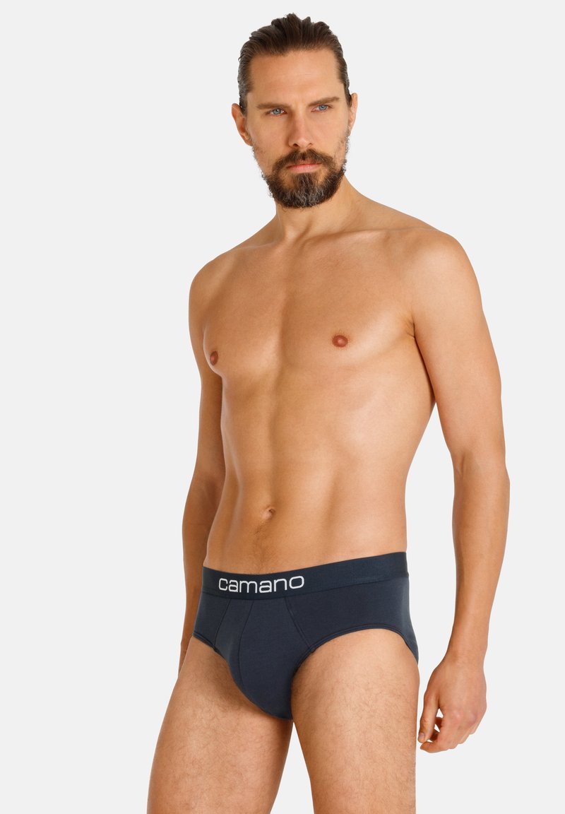 Slip di cotone blu navy con logo bianco sulla vita. Tessuto liscio, design aderente e taglio standard adatto all'uso quotidiano.