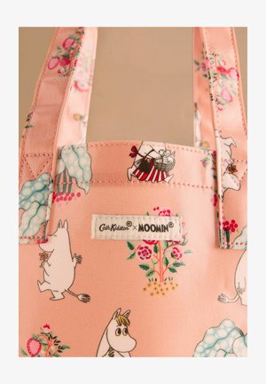 Rosa Tragetasche mit Moomin-Charakteren und Blumenmustern. Aus strapazierfähigem Material gefertigt, mit genähten Griffen und einem Logotag.