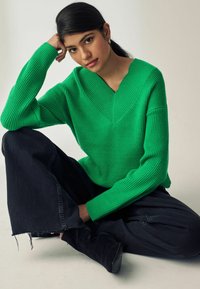 Next V-NECK - Stickad tröja - bright green