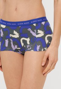 Πολύχρωμα μποξεράκια με μοτίβο σε μωβ, μπλε και λευκό που θυμίζει αφηρημένη τέχνη. Φτιαγμένα από μαλακό ύφασμα με ναυτικό λάστιχο στη μέση.